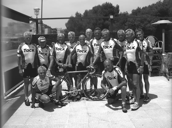 Het Mallorcateam 2005 met de enige echte fiets in hun midden.