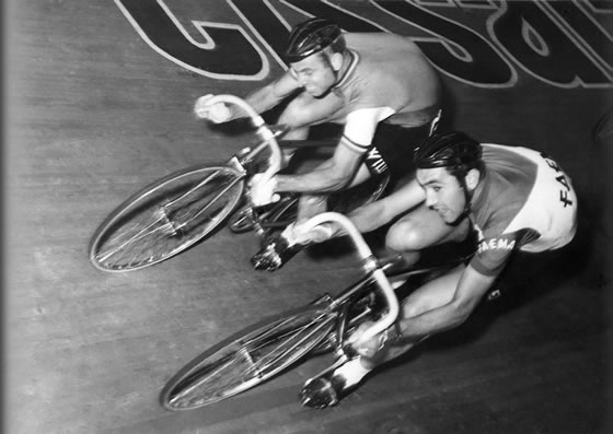 Verbeten strijd met Eddy Merckx tijdens een Omnium te Gent in 1969 (Foto: archief Y. Longuevielle)